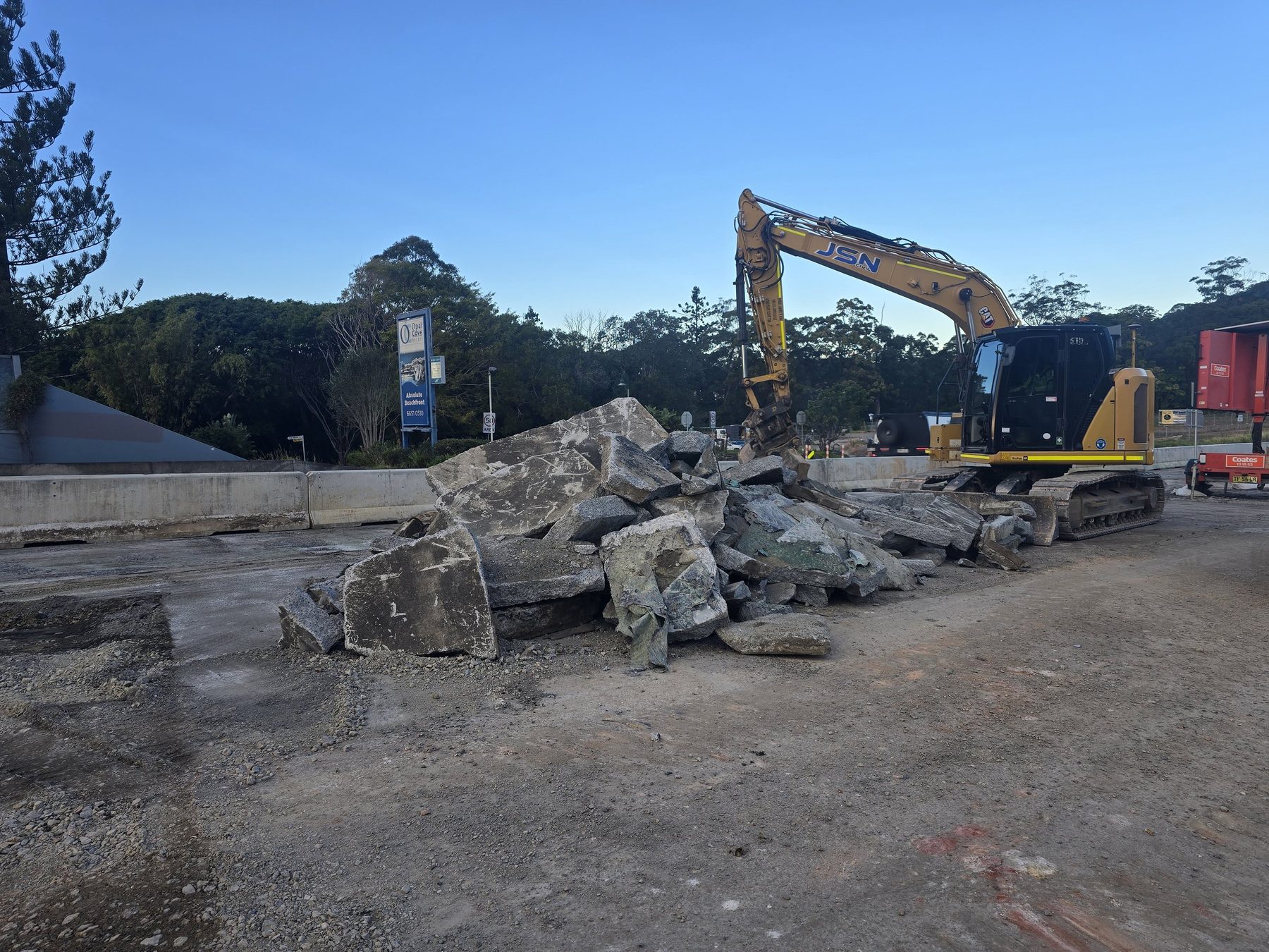 JSN Civil excavator working with concrete demolition material